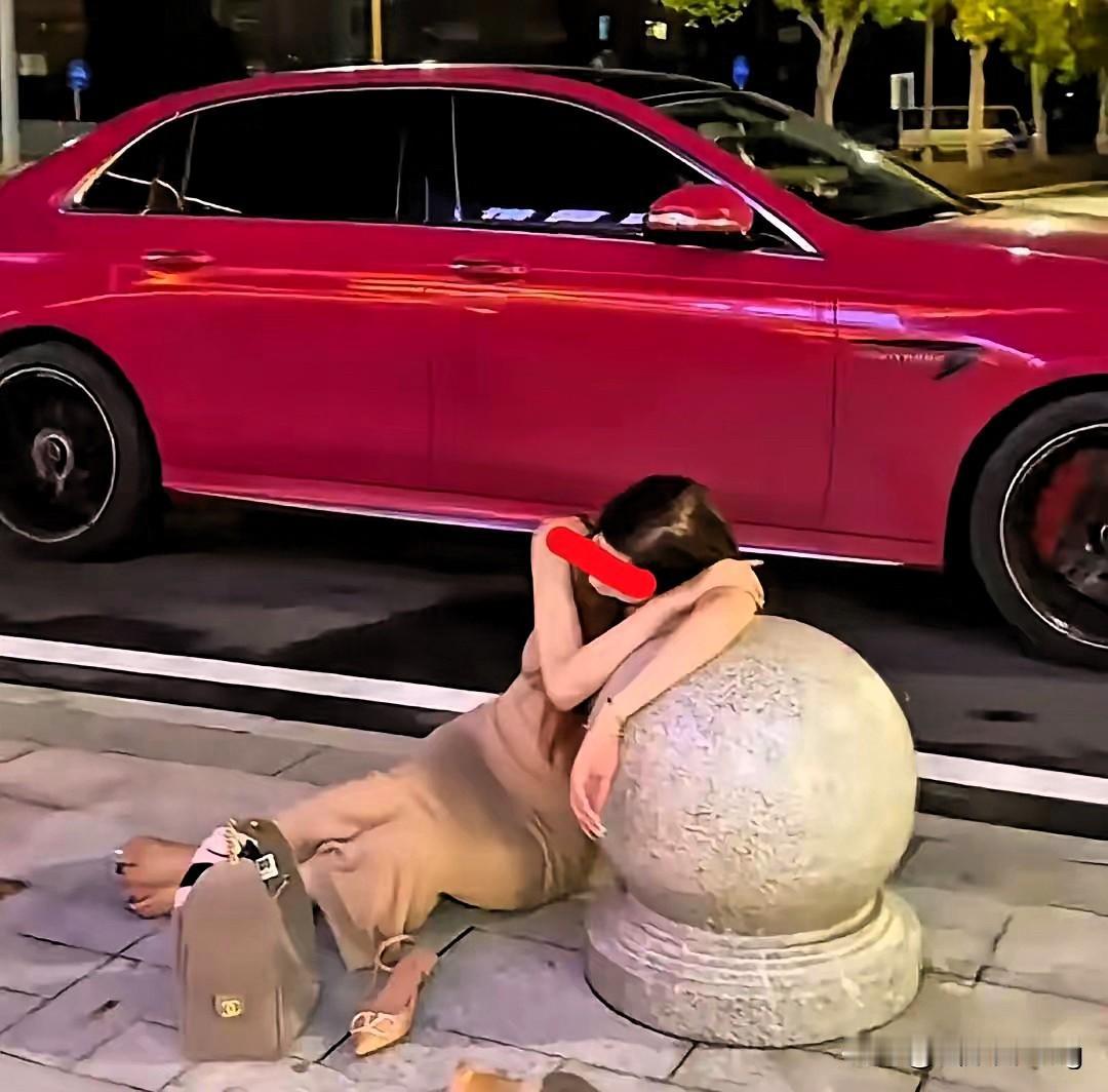 谁懂啊！离婚三个月醉倒街头，拨通的还是备注“老公”的前夫，这一幕真的戳中太多人！