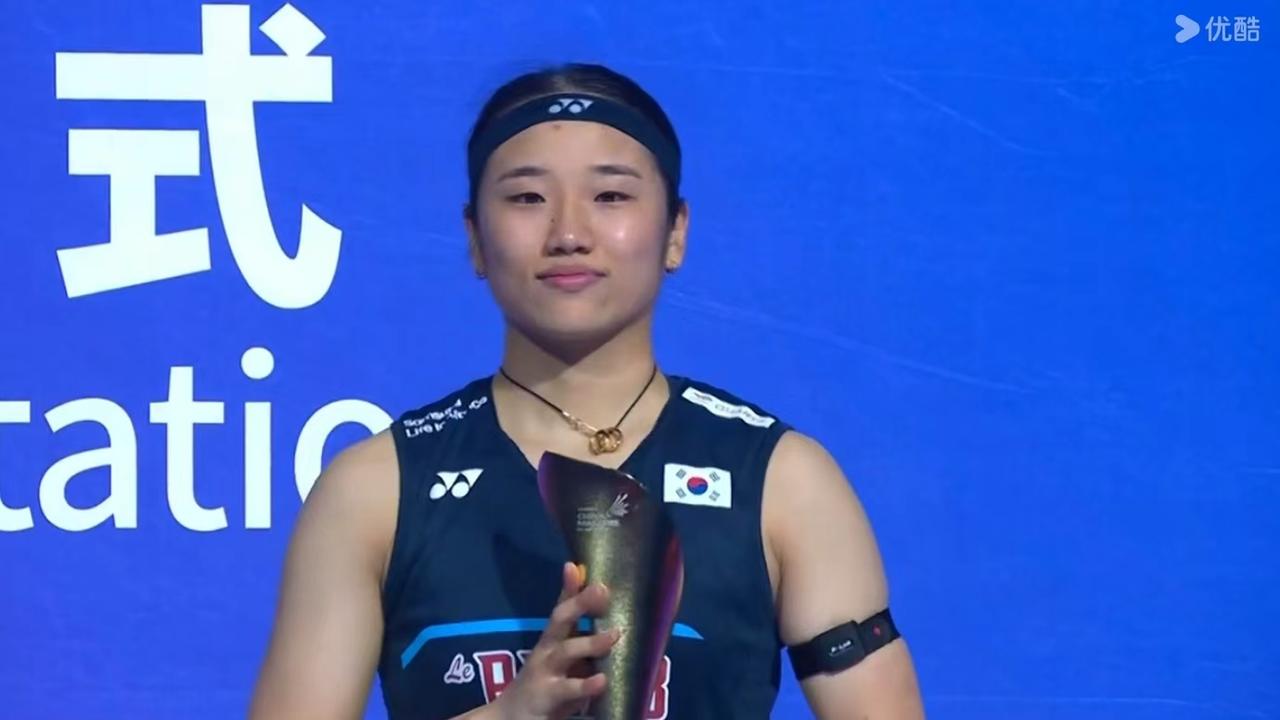北京时间9月6日下午，刚刚结束了一场2026中国羽毛球大师赛女单决赛，女单卫冕冠