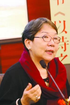 极力主张将《愚公移山》移出课本的席慕蓉是何许人也？前几年，席慕容在天津南开大学的