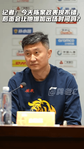 绷不住了！破防的杜锋有点搞笑，广东战胜四川赛后新闻发布会上，有记者提问杜锋：陈家