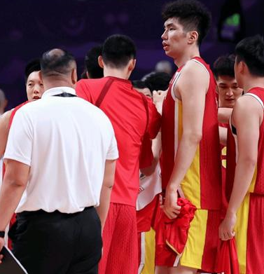 中国男篮球员余嘉豪回顾亚洲杯的国家队。他表示：这届亚洲杯的国家队集训时间并不长，