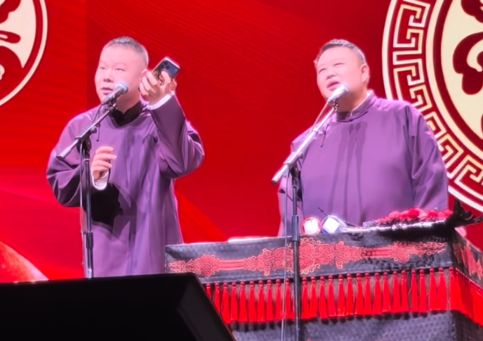 岳云鹏在台上说相声时，拿出手机问人工智能：“姓岳的相声演员，谁夯爆了？”搭档