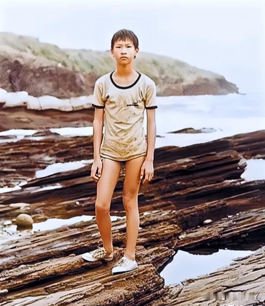 这是1976年，男孩在海边的留影。当年瘦小邋遢的他，如今已是家喻户晓的大明星！并