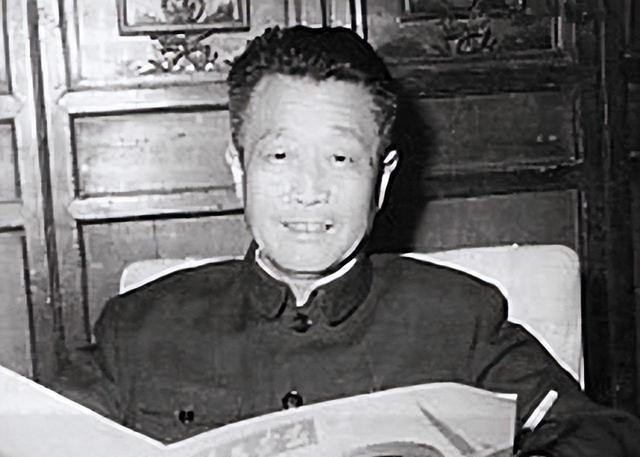 1958年，沈醉去天安门参加阅兵仪式，看见毛主席身边站着的女人，吓得他当场差点魂