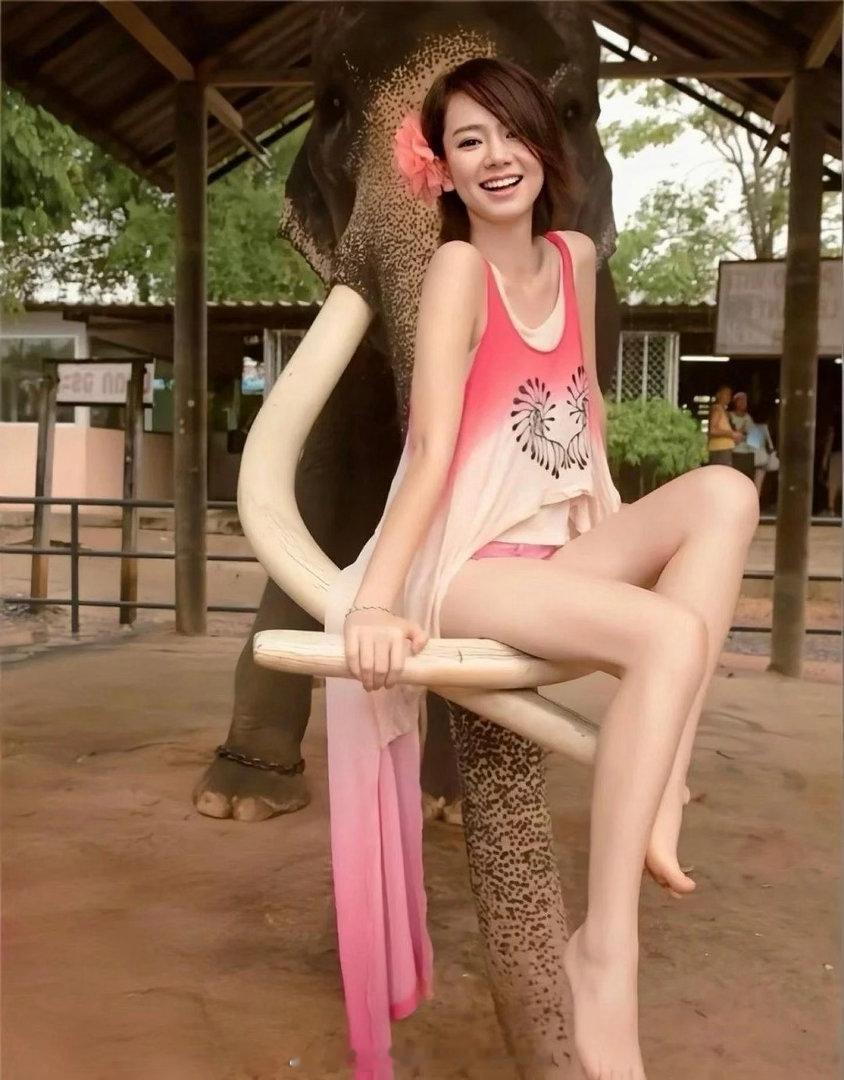 戚薇年轻时是真的嫩，笑容太有感染力了