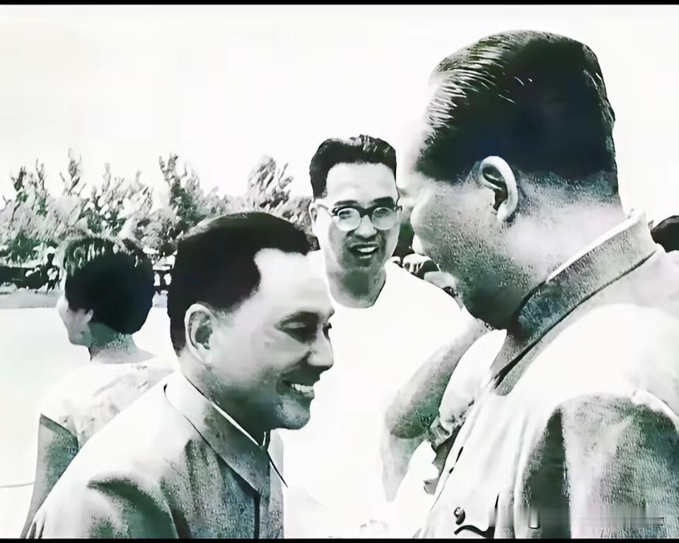 这张照片拍的好，拍出了我们伟人的大气！[赞][赞][赞][赞][赞]这张照片拍