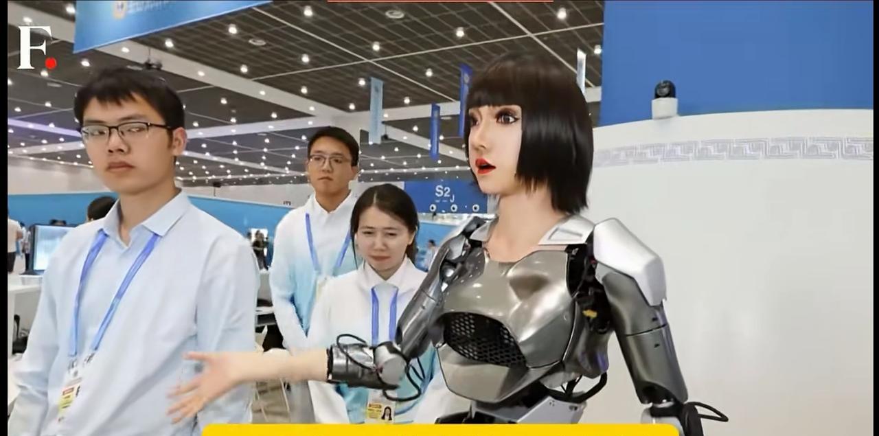 上海合作组织峰会天津会场，中国人型女机器人前台接待外国贵宾，这些外国官员不管讲什