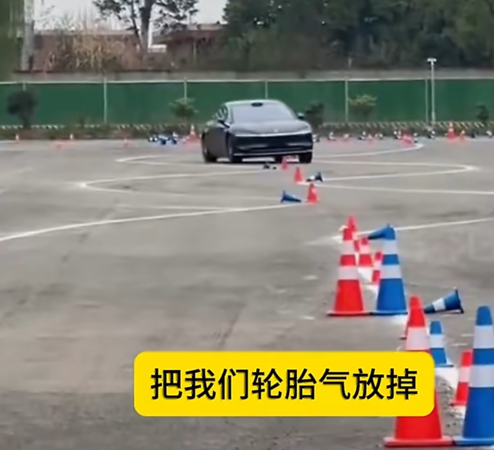 余承东回应享界S9麋鹿测试黑幕汽车圈怎么有这样的人，为了测试成绩差，故意把轮胎