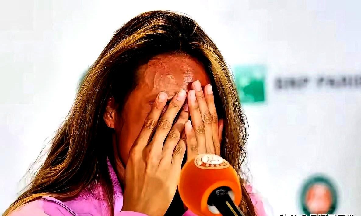 单靠比赛奖金，根本撑不住。法网首轮，郑钦文0-2输给资格赛选手，排名直接跌出