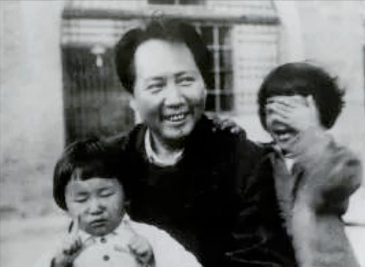 毛主席去幼儿园看望孩子们，有个小朋友说：毛主席，咱俩名字一样【1946年2月，