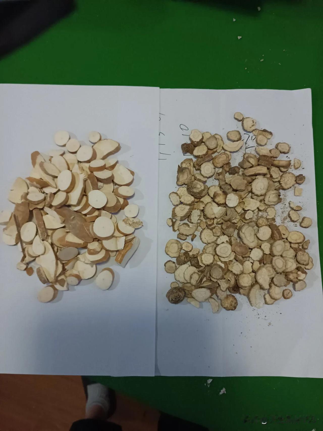各位网友比较一下：左边是安徽亳州平台购买的中药材白芷，右边的是河北庆源堂中药饮片