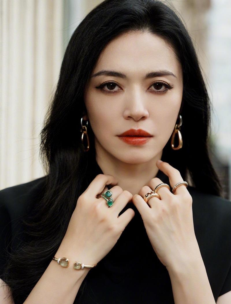 姚晨，大概率以后不会再婚了。两段婚姻，一个是校园初恋，一个是摄影师，无论是英俊帅