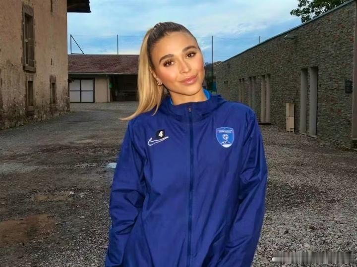 据英国媒体《太阳报》报道，奥地利足坛爆出丑闻，一支女足球队的男性员工通过在更衣室