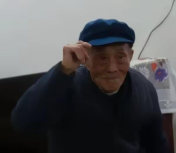 1943年，刘吉祥奉命给前线送80箱子弹，因仓库漆黑，他错把手榴弹当成子弹，谁料