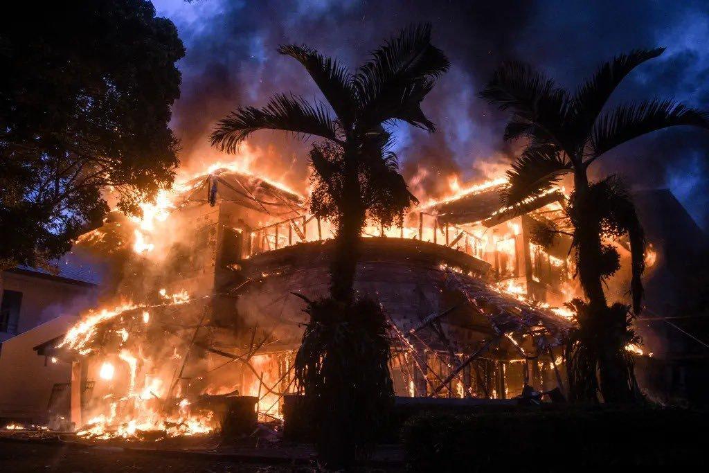 🇮🇩印尼烈焰肆虐：抗议者焚烧议会，已致3人死亡印尼近日爆发了近年来最为严重