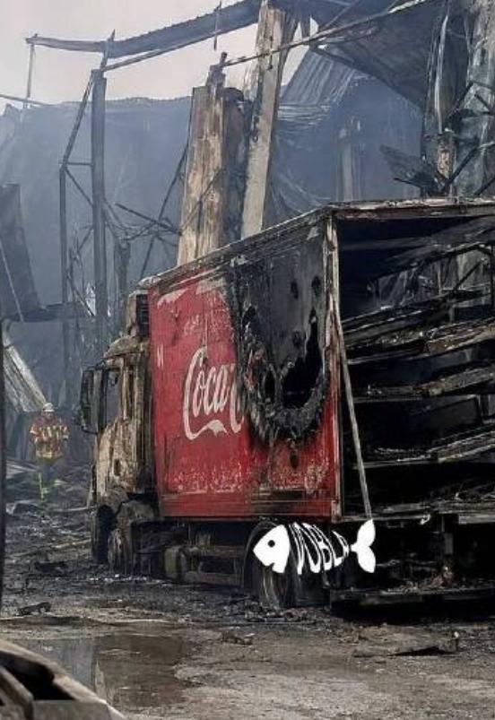 俄军巡飞弹炸了基辅市郊的可口可乐瓶装厂，卡车残骸里翻出了意外发现。结果在残骸中翻