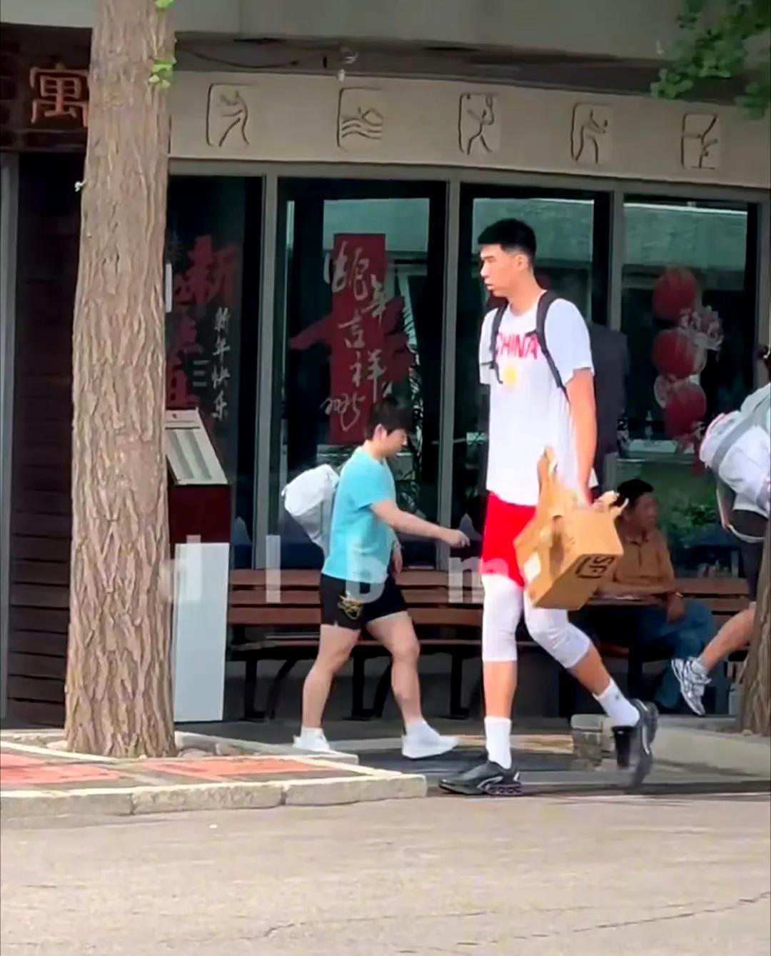 莎莎和阳阳一起去训练啦！莎莎穿着薄荷色的T恤搭配短裤，背着包包，好可爱的一小只