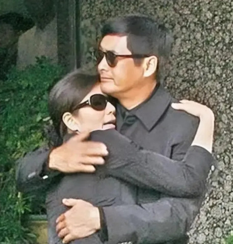 2007年，钟楚红丈夫葬礼，她在周润发怀里大声痛哭，十分悲伤。周润发没有说话，可