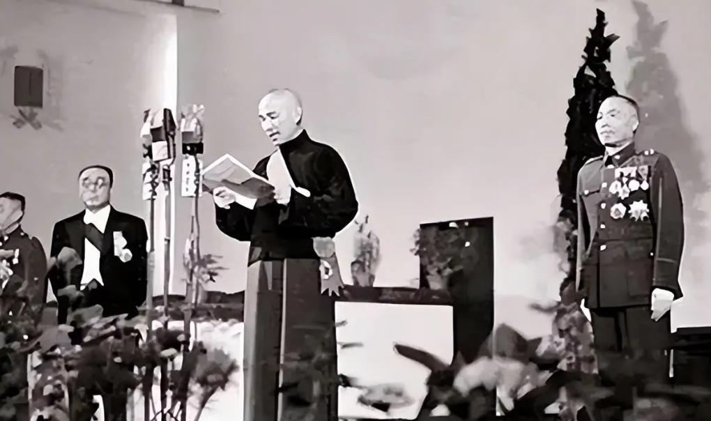 很多人以为1949年蒋介石败退台湾是被解放军