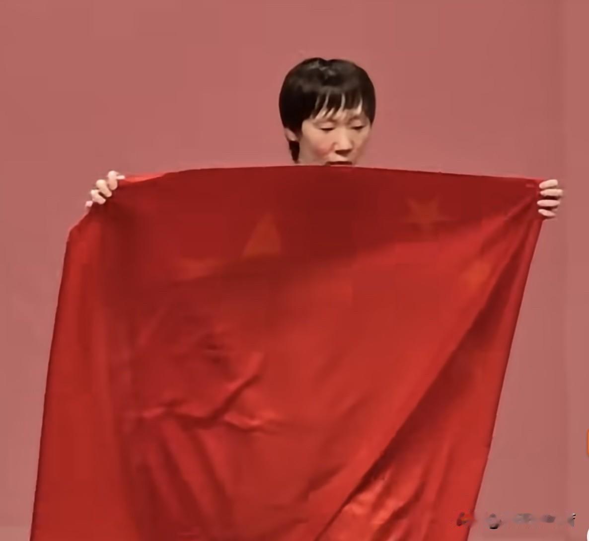 赛后暖心一幕！曼昱拿了女单金牌后，跟莎莎一起拿着五星红旗拍照庆祝，庆祝完胜利后，