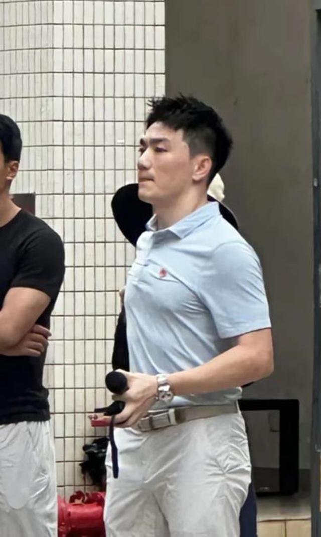 偶遇张馨予老公何捷，黑色T恤配西装裤，手握2部手机，精英范十足，你觉得怎么样