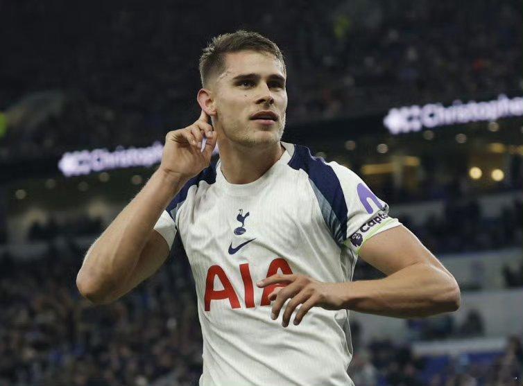 在接受采访时，记者BenJacobs谈到了曼联引援话题，据该记者报道，如果利物