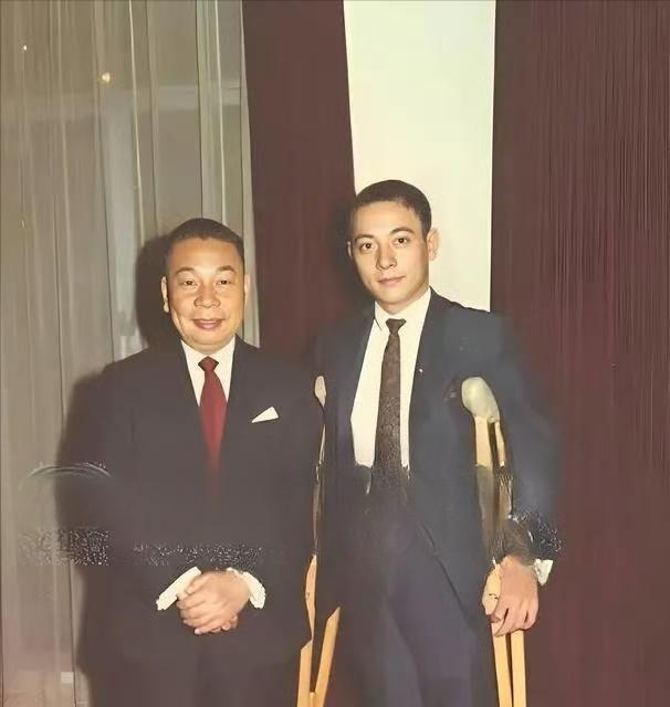 1970年，蒋经国和拄拐的长子蒋孝文的合影，蒋孝文拄拐不是因为他受伤，而是他的身