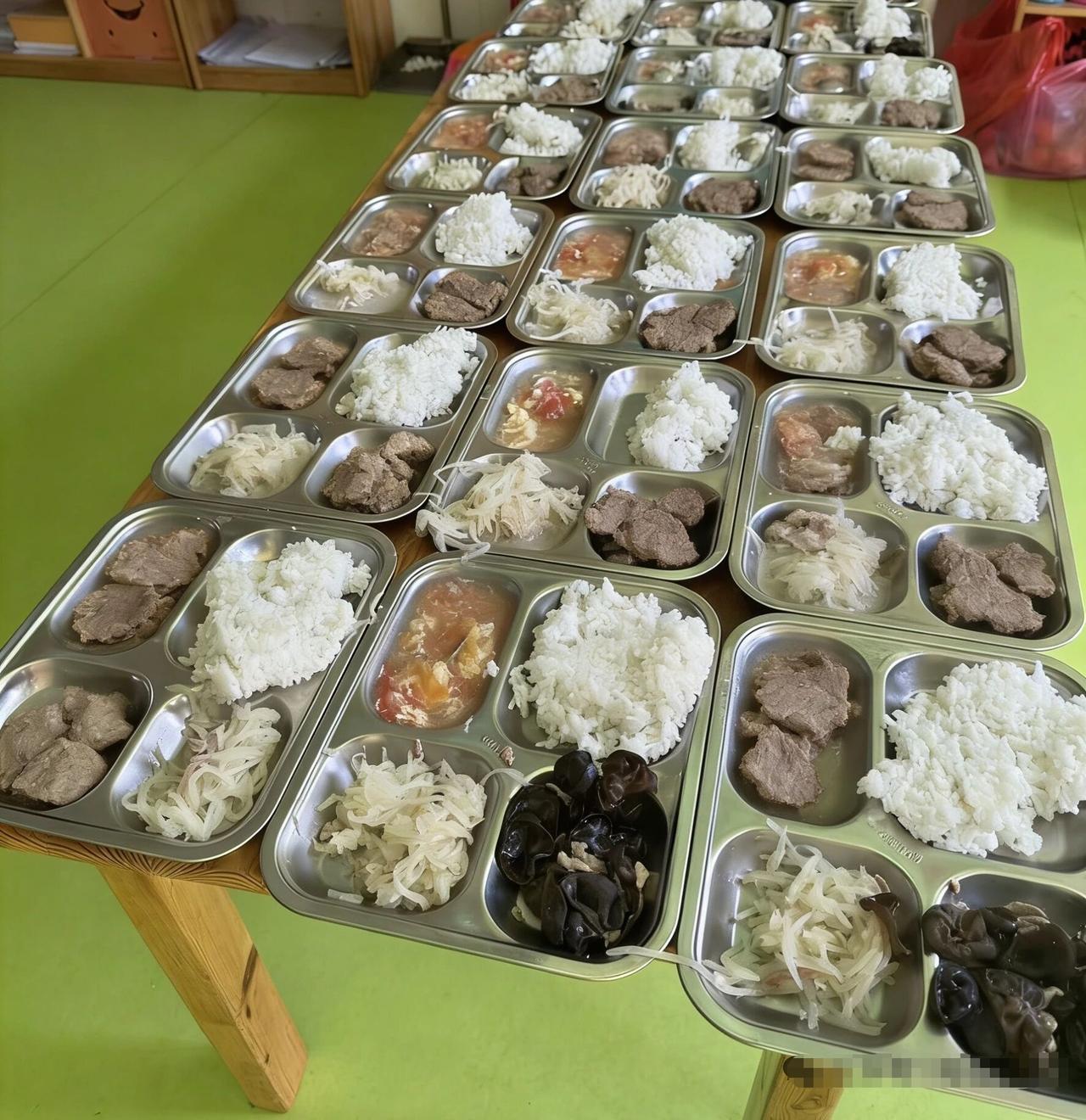 幼儿园小朋友的午餐，被吃得干干净净.