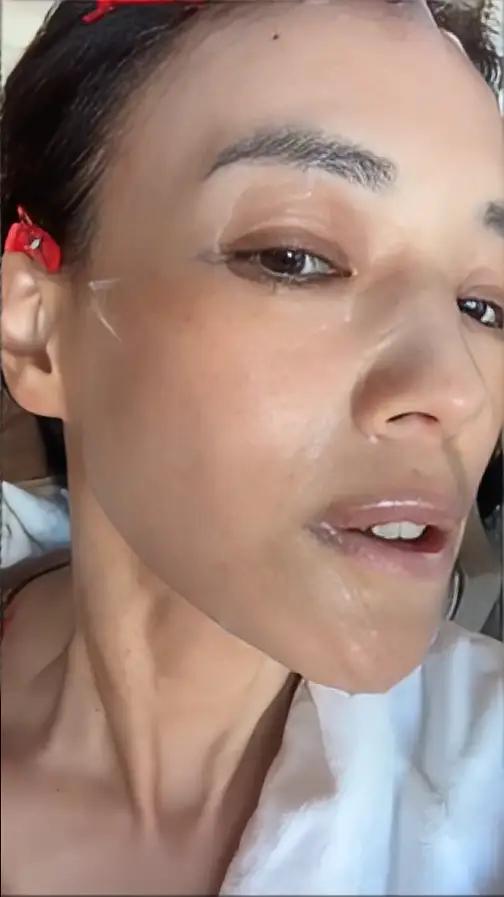 舒淇这个女明星总爱晒自己的素颜，甚至配上各种鬼马表情。不知道为什么舒淇爱晒这类素