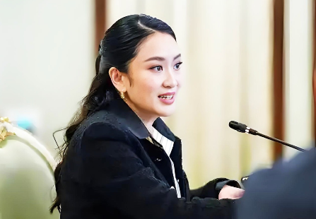 泰国总理兼文化部长佩通坦今天上午保持低调，专注于个人事务。据当地媒体报道，她下午