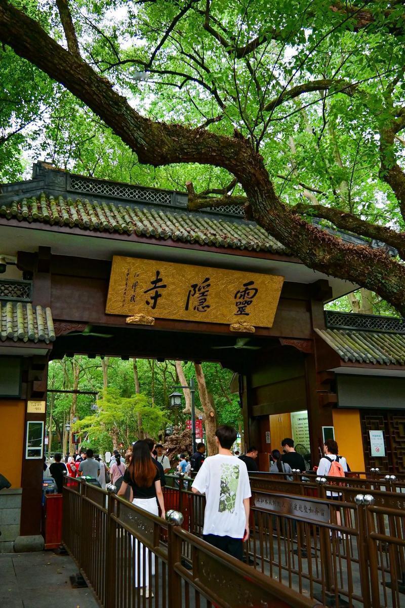 11月19日，杭州西湖景区官方宣布，自2025年12月1日起，灵隐飞来峰景区（含