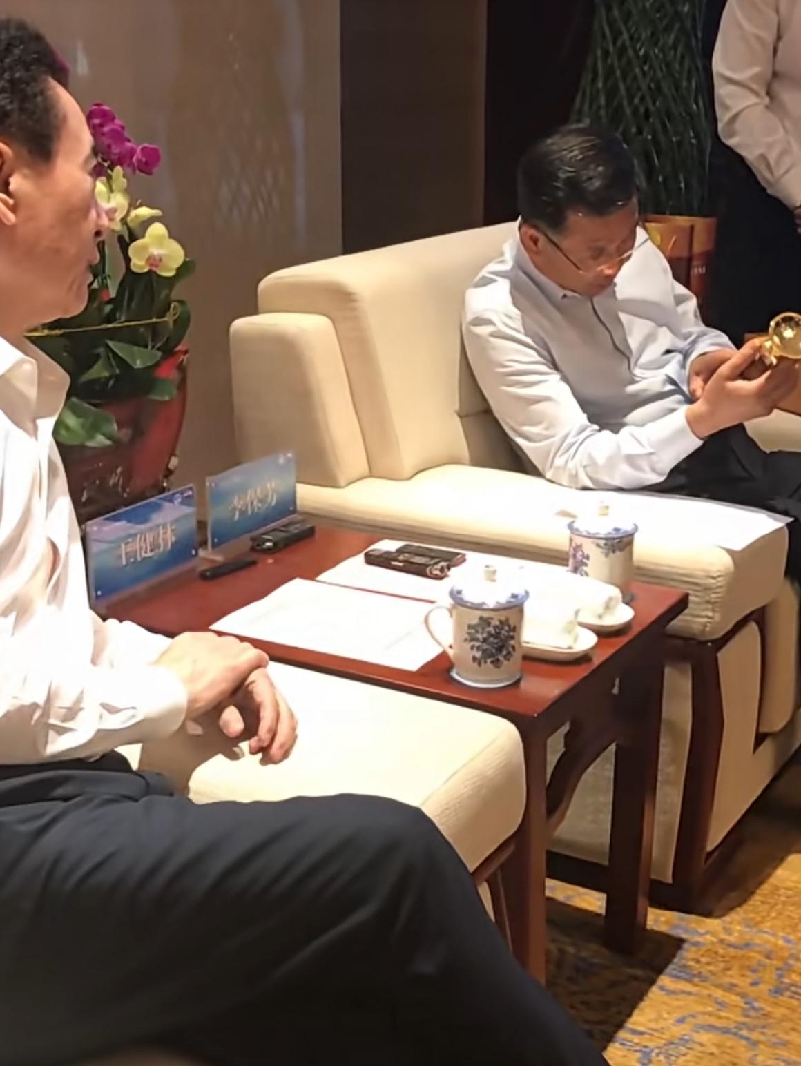 近日，一段视频在网络上流传。视频中，万达集团董事长王健林向时任茅台集团董事长李保