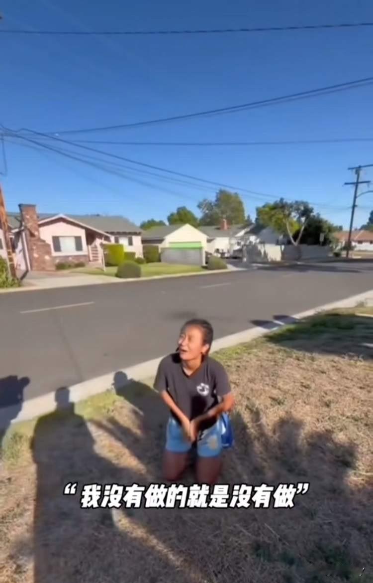 篮球少女下跪道歉！张家裔到了美国简直是换了一个人！发型变了，穿搭风格也一改往日的