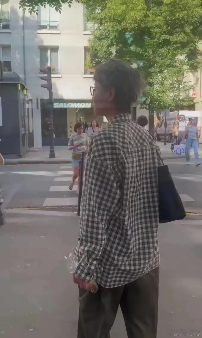 叶童巴黎街拍曝光，身着灰格衬衫于工作间隙尽享悠然。​​​