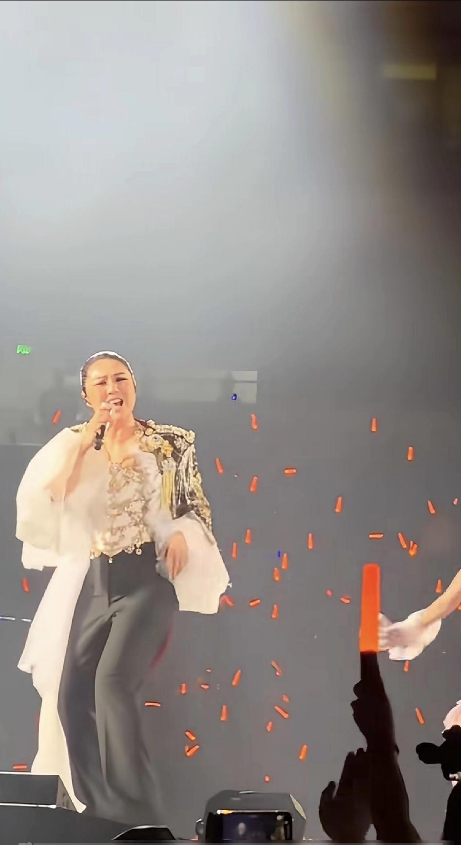 这个大饼脸的胖姐……是杨千嬅[无奈吐舌]？？？胖我是可以理解的，毕竟她年龄上来了，还