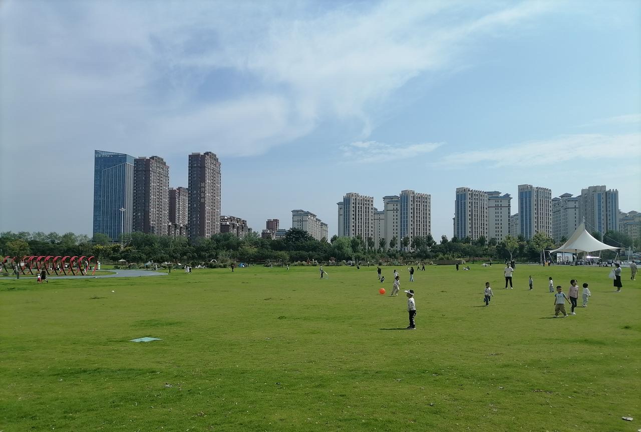 潍坊和临沂哪一个城市更适宜居住？潍坊和临沂同属于内陆城市，虽然潍坊有一定的海岸