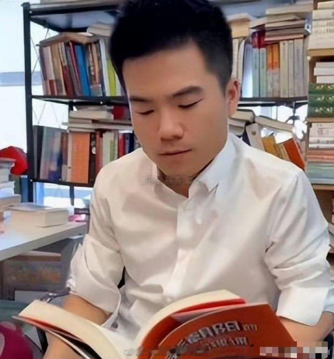 马云说：真正读书的人，不会在镜头前看书，不会在办公室码书。可董宇辉两样都齐活儿了