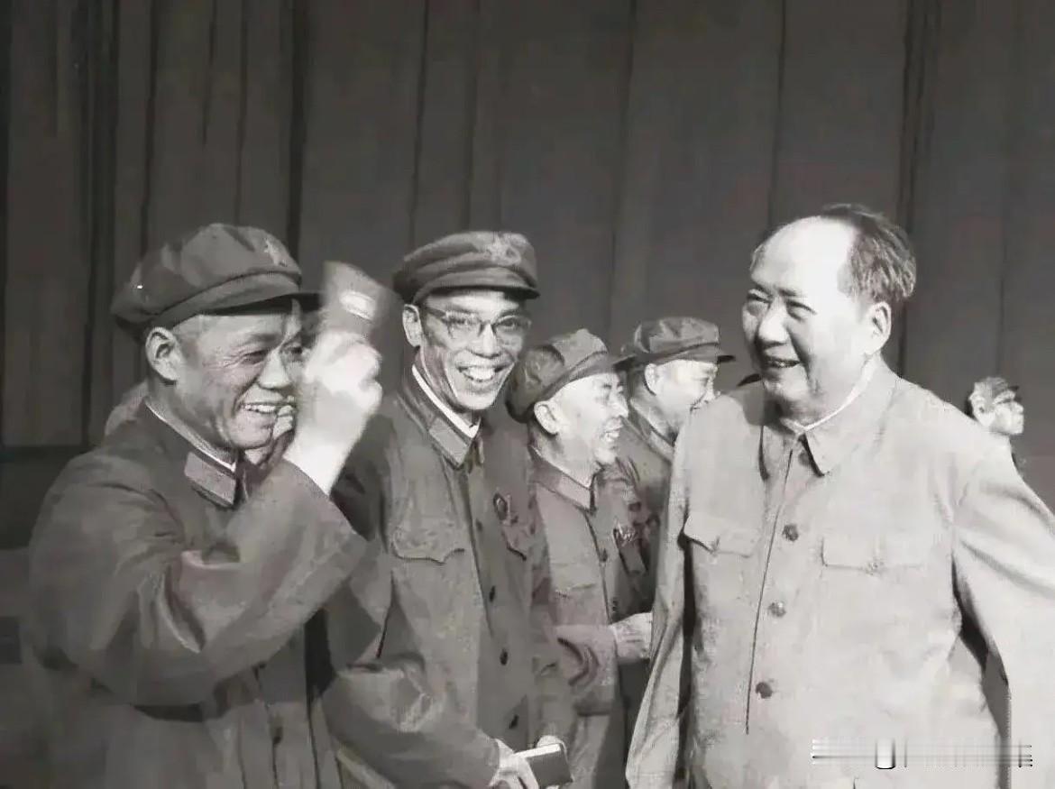 1969年，毛泽东主席在北京亲切接见福州军区司令员韩先楚将军（左一），成都军区司