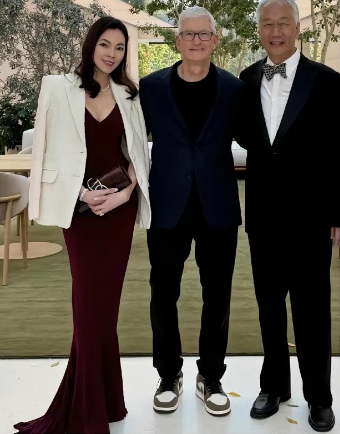 8月30日，郭台铭和妻子曾馨莹出现在美国加州ApplePark，夫妻二人与即将