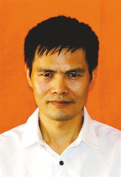 官华见（1971年12月生），男，汉族，重庆开州区岳溪镇培家村村民，助人为乐模范