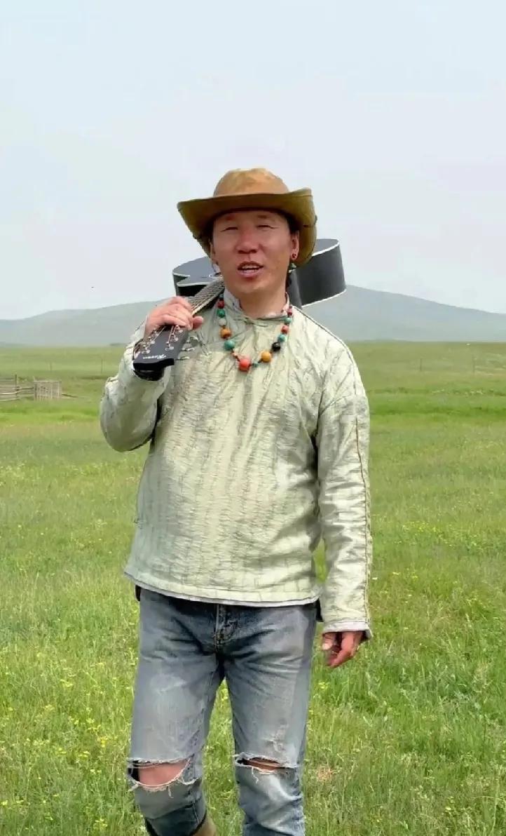 300万粉丝的内蒙古网红敖其尔去世，这事闹得挺玄乎。9月20日上午他还发视频介绍