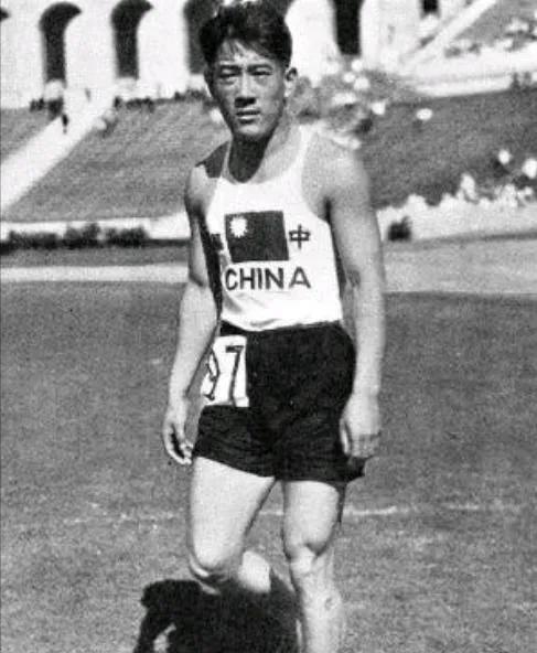 1932年，刘长春揣着张学良给的8000大洋，坐了22天的船，上岸第二天就参加洛