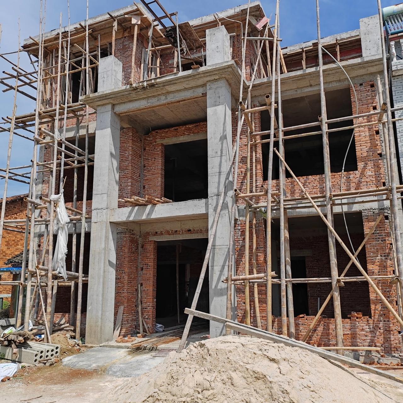 我发现一个规律只要在外面挣钱了那么几乎所有人都一定会选择回到家里建房子，到