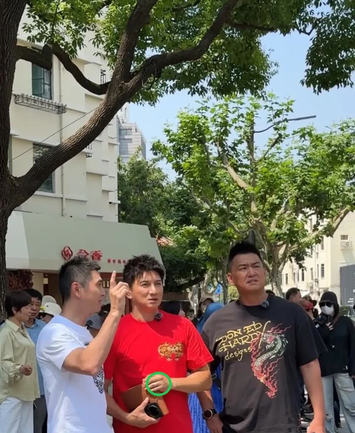 老爸出门买菜他告诉我碰到了明星老爸说如果不是我亲眼所见，吴奇隆根