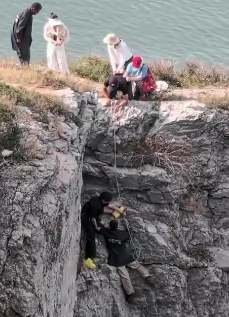 “上人民日报了！”辽宁，一游客在悬崖上拍照，突然听到脚下有人喊救命，刚开始还以为