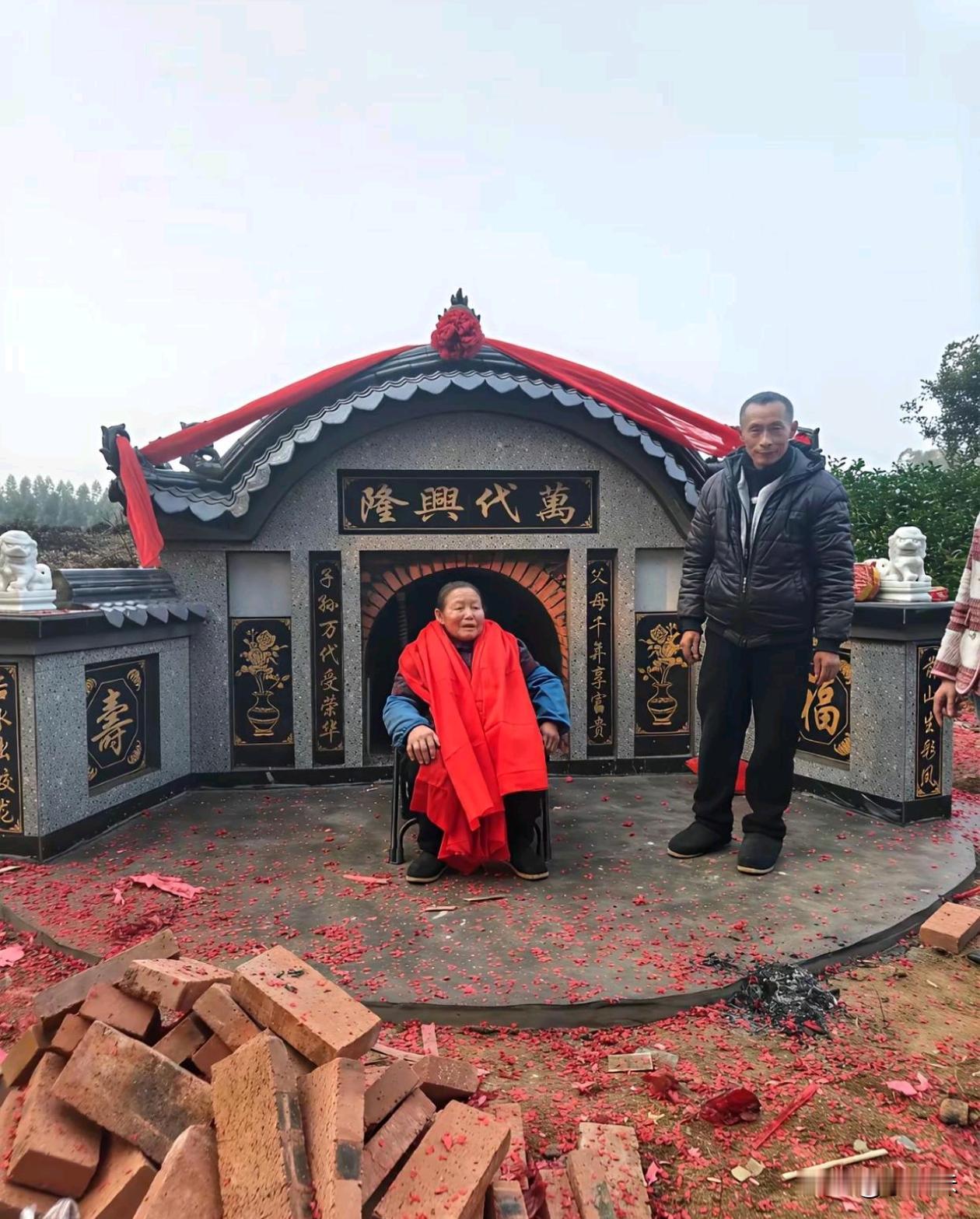 人还活的好好的，为什么就先把墓给建起来了？