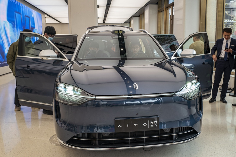 我觉得赛力斯已经到底部了。2月份的时候，他就买了一辆车，3月份的时候他，卖了2万