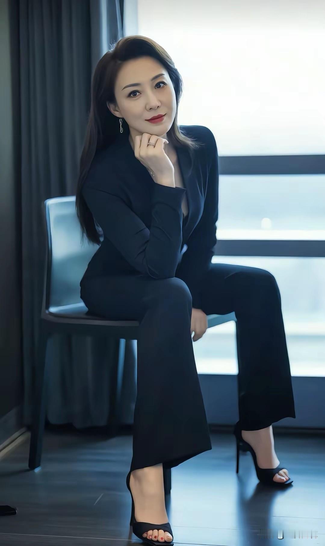 穿出成熟气质感，搭配有门道。基础色搭配是首选，黑色、灰色等暗色调很衬肤色，搭配起