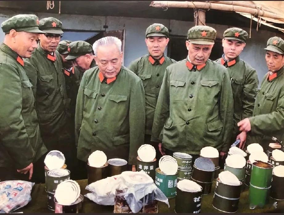 南疆珍贵影像首长视察老山前线，桌子上摆放的是战士们吃的罐头食品。1986年