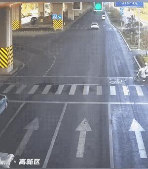 女子骑着电动车闯红灯，拉玻璃的货车看到后不得不紧急制动刹车，结果，车刹住了，车上